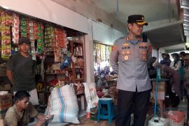 ARUS MUDIK- Kapolres Tabalong pantau harga kebutuhan pokok ke Pasar Tanjung