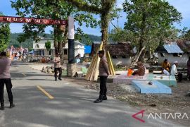 Warga Kabauw dan Pelauw tabur bunga dalam tradisi 27 Likur  Ramadhan