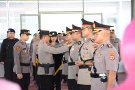 Tiga pejabat utama Polda Maluku dan Kapolres Buru disertijab