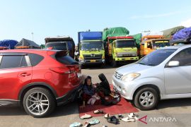 Antrean kendaraan di Pelabuhan LCM Ketapang