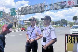 Situasi di Simpang Gadog mulai ramai, didominasi kendaraan pribadi