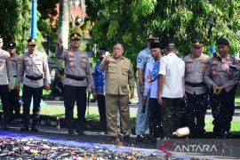 Polres OKI musnahkan puluhan ribu petasan dan minuman keras