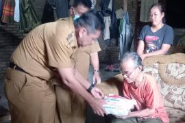 Pemkot Tebing Tinggi serahkan bantuan untuk lansia kurang mampu