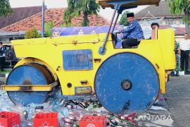 Polres Situbondo musnahkan 2.145 botol  minuman keras hasil patroli jelang Lebaran