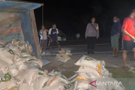 Truk bermuatan beras bansos terguling di Mukomuko