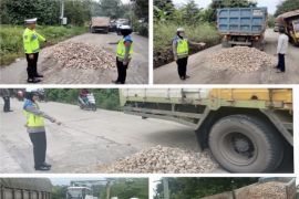 ARUS MUDIK - Polres Balangan timbun jalan berlubang lancarkan arus mudik