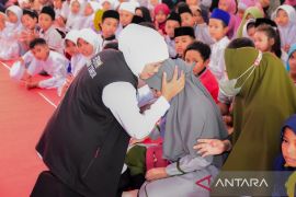 Gubernur Khofifah beri bantuan usaha puluhan mustahik di Probolinggo