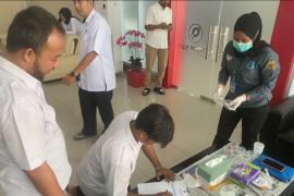 Polisi dan BNN tes urine kapten dan kru kapal di Pelabuhan Tanjungpinang