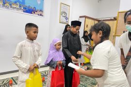 Klinik mata utama Maluku berbagi kasih dengan anak  yatim