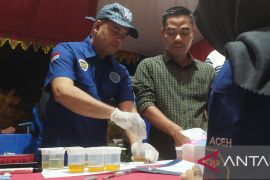 Ciptakan mudik aman, BNN lakukan tes urine sopir di Terminal Lueng Bata