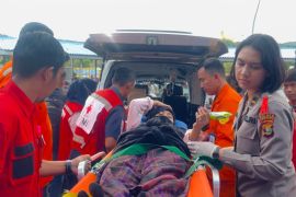 Petugas bantu ibu hamil mengalami pendarahan di dalam kapal saat mudik
