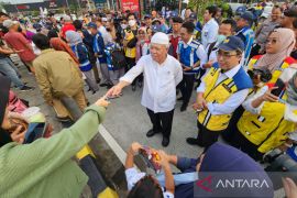 Menteri PUPR "ngabuburit" dengan pemudik di tempat istirahat 379A