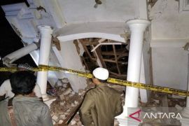 Petugas pasang garis polisi di lokasi ledakan petasan Sumenep