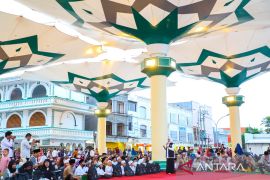 Gubernur Khofifah bagikan zakat produktif di Pasuruan