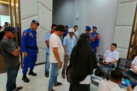 Polisi dan BNN tes urine kru kapal mengantisipasi pemakaian narkoba