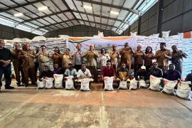 Pemkab Tambrauw salurkan 97. 450 kilogram beras bagi masyarakat