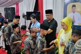 Di penghujung Ramadhan, Bobby dan  Kahiyang buka puasa bersama anak yatim