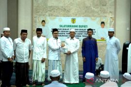 Bupati HST apreasiasi kinerja petugas kebersihan dan TRC BPBD