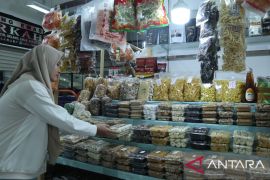 Omzet pedagang kue Lebaran di Pasar Aceh meroket, begini penjelasannya