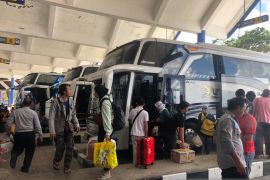 Sebanyak 74 bus tercatat berangkat dari Terminal Mengwi dalam setengah hari