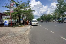 ARUS MUDIK - Sejumlah pemudik gunakan angkutan umum di luar Terminal Banjarmasin