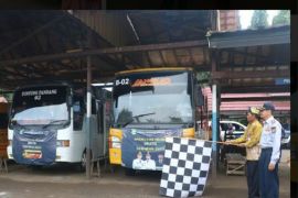ARUS MUDIK - Bupati lepas keberangkatan layanan angkutan mudik gratis