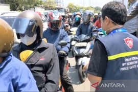 Dinkes Cirebon bagikan vitamin dan masker untuk pemudik di jalur arteri