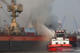 Kapal kargo terbakar di Pelabuhan Tanjung Perak