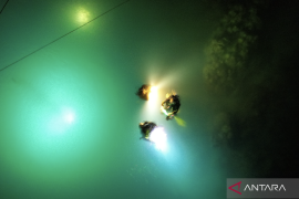 Penyelam di Bone Bolango rayakan tradisi tumbilotohe di bawah laut