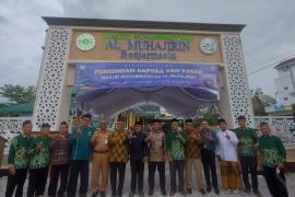 Masjid Muhajirin Banjarmasin tebar 325 paket lebaran dan resmikan gapura