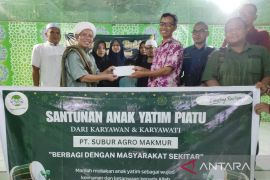 PWI HSS dan PT SAM santuni anak yatim piatu