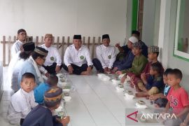 Paguyuban Pakuwojo Gorontalo Utara bagi-bagi takjil dan sembako