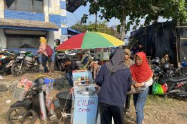 Pedagang di Pantai Eretan alami peningkatan penghasilan selama masa mudik