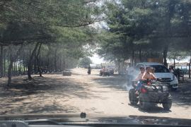 Pedagang di Pantai Sasak berbenah sambut pengunjung libur lebaran