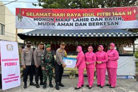 Bhayangkari serahkan bingkisan wujud kepedulian petugas pengamanan