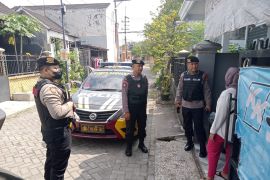 Polisi patroli keliling perumahan ditinggal mudik warga di Mojokerto