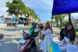 Raih berkah di penghujung ramadan, PLN UP3 Padang bagikan takjil gratis