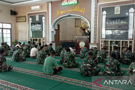 Prajurit-PNS Korem 042/Gapu laksanakan Sholat Gerhana Matahari