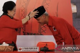 Ganjar dipasangkan kopiah oleh Megawati simbol identitas Indonesia