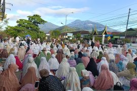Membludak, Jamaah Sholat Idul Fitri di Halaman Masjid Taqwa Muhammadiyah