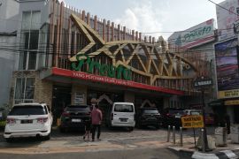 Mobil plat nomor luar Semarang padati sentra oleh-oleh
