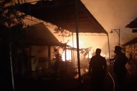 Tujuh rumah semi permanen di Surabaya terbakar