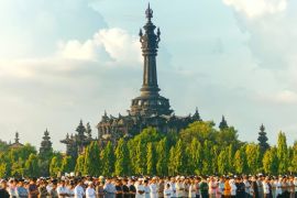 Sekitar 1.500 warga muslim dan muslimah takbir dan shalat Idul Fitri di lapangan Renon