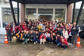 Wali Kota Sukabumi dan warga Muhammadiyah nonton bareng film "Buya Hamka"