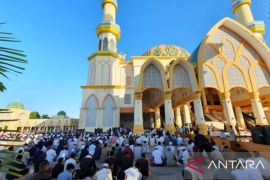 Puluhan ribu warga shalat Idul Fitri di Masjid Islamic Center NTB