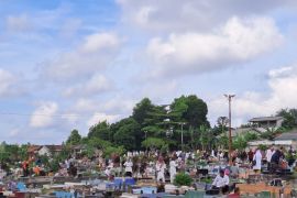 LEBARAN - Warga Pangkalpinang padati TPU