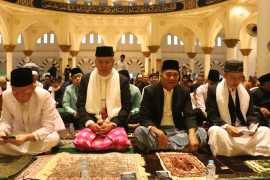 Warga Pontianak serbu mesjid laksanakan Salat Id di tengah guyuran hujan