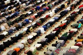 FOTO - Shalat Jumat terakhir Ramadhan 1444 Hijriah di Dumai Page 5 Small