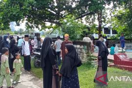 Peziarah meramaikan TPU Sentani Jayapura usai shalat Id