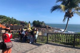 Turis ke objek wisata Tanah Lot naik saat libur Lebaran